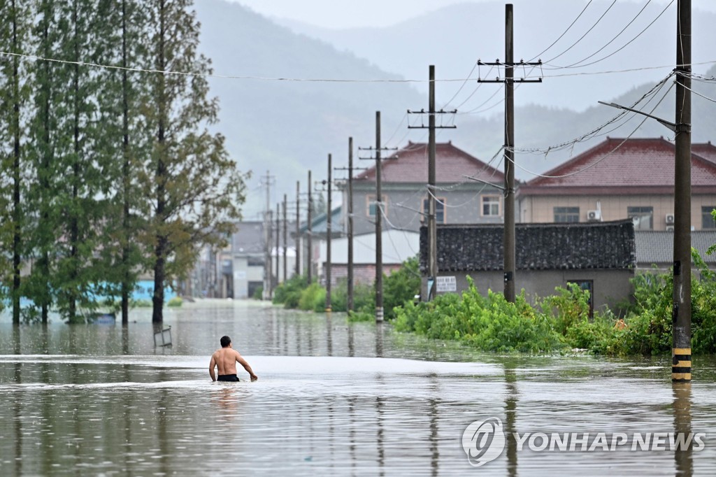 TOPSHOT-CHINA-WEATHER-TYPHOON-IN-FA