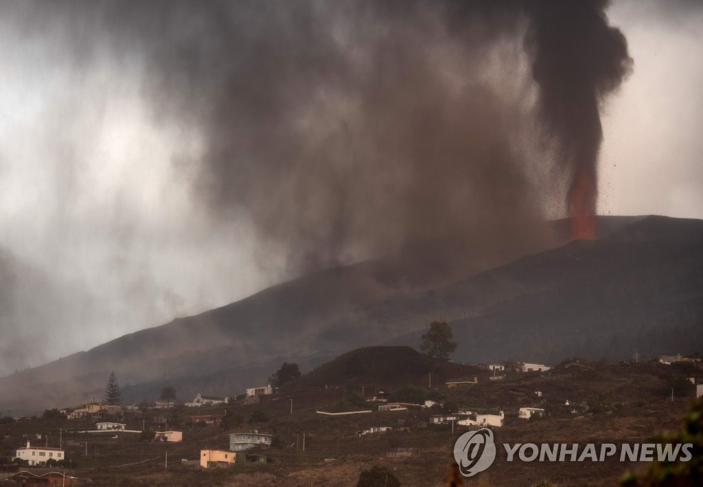 TOPSHOT-SPAIN-VOLCANO
