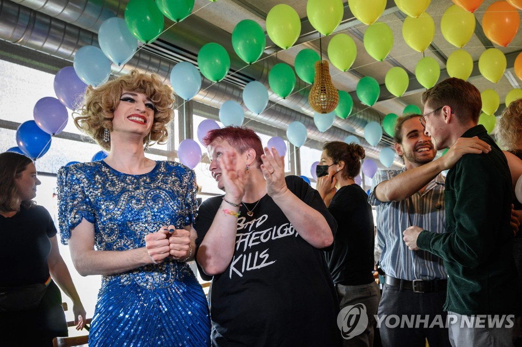 SWITZERLAND-MARRIAGE-REFERENDUM-HOMOSEXUALITY-VOTING-POLITICS-SO