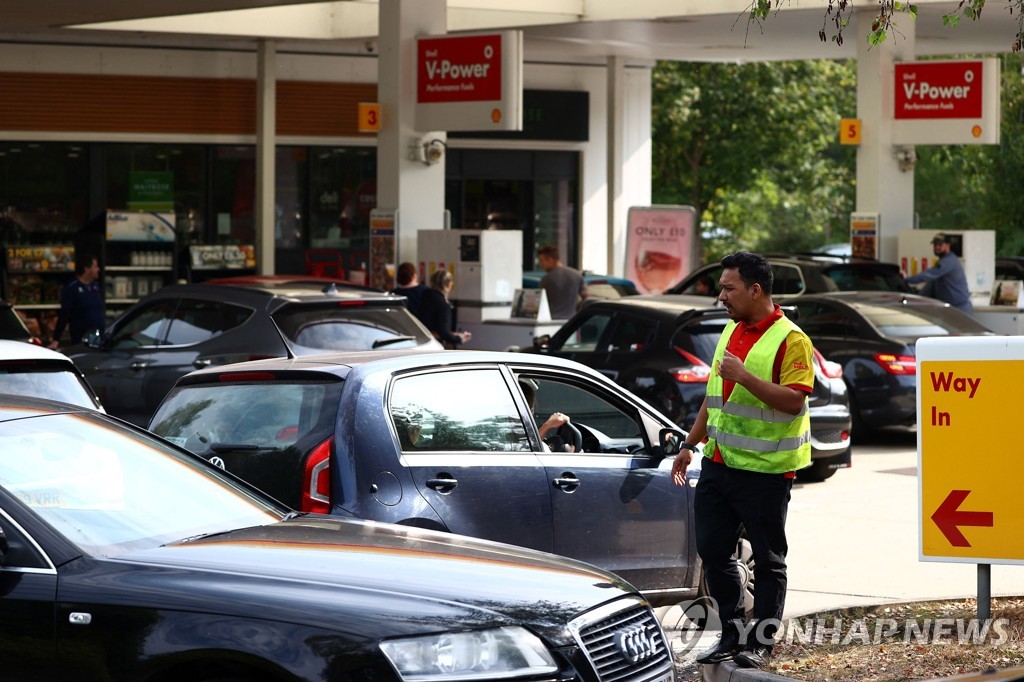 BRITAIN-POLITICS-TRANSPORT-PETROL-SHORTAGES
