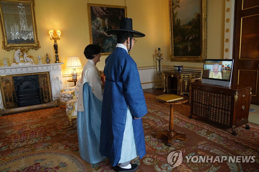 버킹엄궁에서 화상으로 영국 여왕에게 신임장을 제출하는 김건 주영 한국대사(오른쪽)