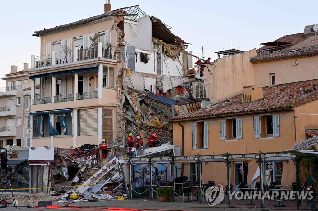 ′실종자 수색 작업′…프랑스서 가스 폭발 추정 주택 붕괴 사고
