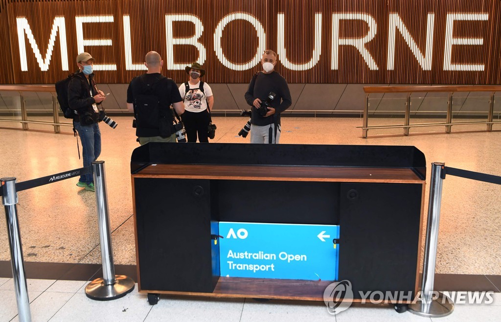 멜버른 공항에서 조코비치 입국을 기다리는 취재진 모습. 