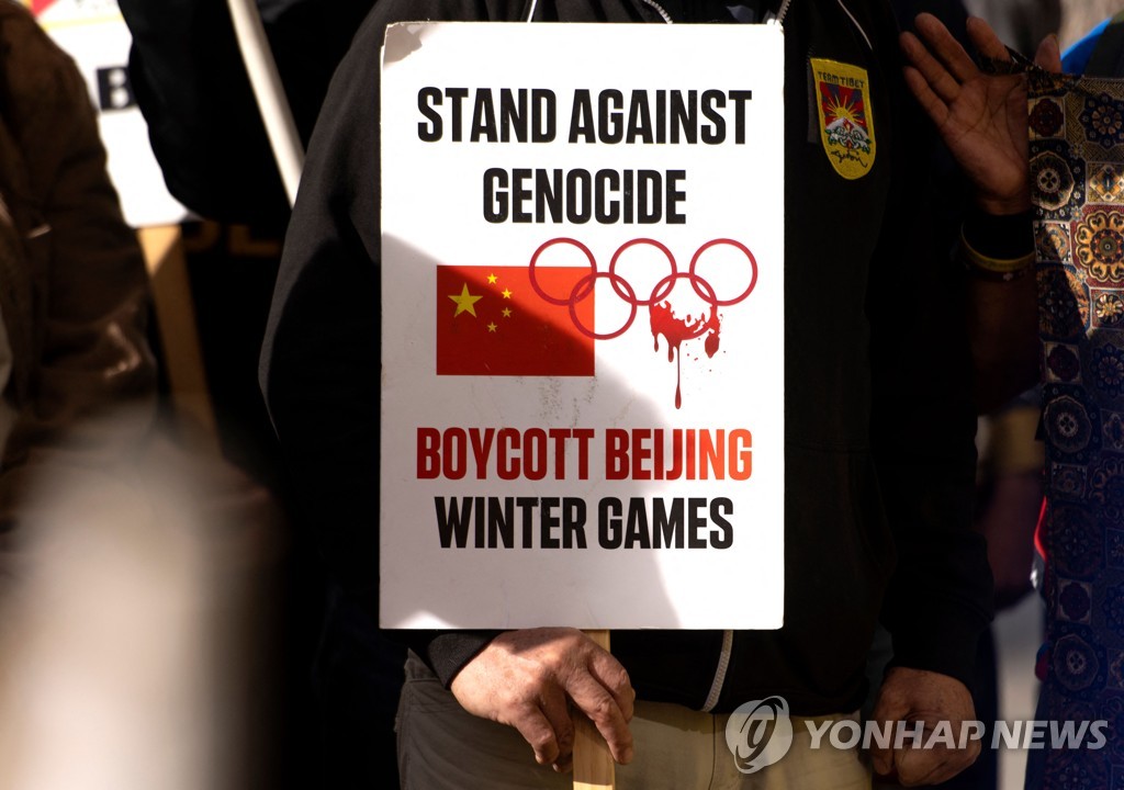 지난 3일(현지시간) 미국 샌프란시스코에서 열린 베이징 동계올림픽 반대 시위에 등장한 구호