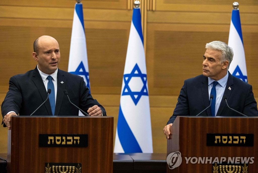 이스라엘 의회 해산 추진 발표하는 나프탈리 베네트 총리(왼쪽)와 야이르 라피드 외무장관(오른쪽)