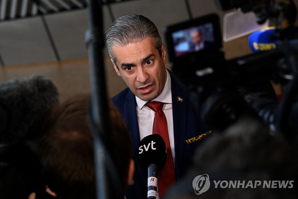 취재진 질의에 답하는 스웨덴 에너지디지털개발부 장관