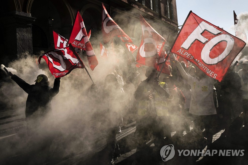 TOPSHOT-FRANCE-LABOUR-SOCIAL-STRIKE