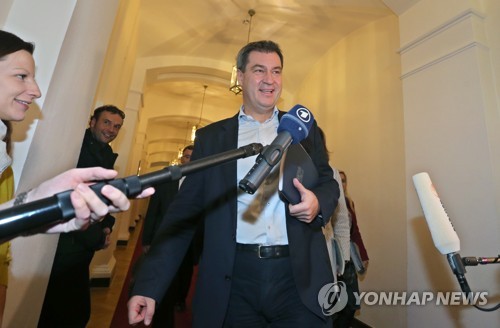 바이에른 주 연정 협상에 참석하는 죄더 주 총리