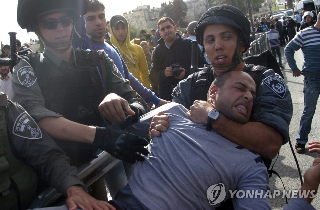 한 팔레스타인인이 16일 동예루살렘에서 이스라엘의 군사작전에 항의하는 시위를 하다 이스라엘 국경 경찰에 체포되고 있다. (EPA=연합뉴스)

