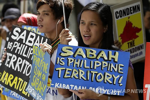 2013년 3월 13일 필리핀 마닐라 시내의 주필리핀 말레이시아 대사관 앞에서 필리핀 시민들이 말레이시아령 보르네오섬 사바 주의 영유권 반환을 주장하는 시위를 벌이고 있다. [EPA=연합뉴스자료사진]