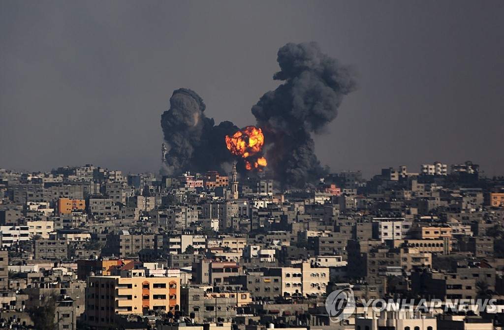 지난 22일(현지시간) 이스라엘이 가자지구 동부에 가한 공습으로 가자지구에서 검은 연기가 치솟고 있다. (EPA=연합뉴스 DB)