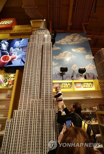 미국 뉴욕 토이저러스 점포 내 레고 모형 