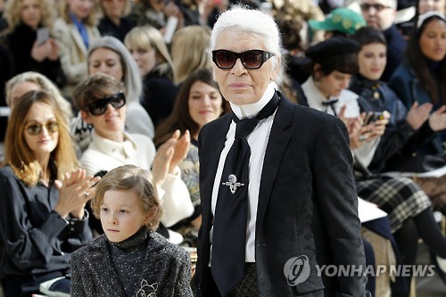 샤넬의 유명 디자이너 칼 라거펠트