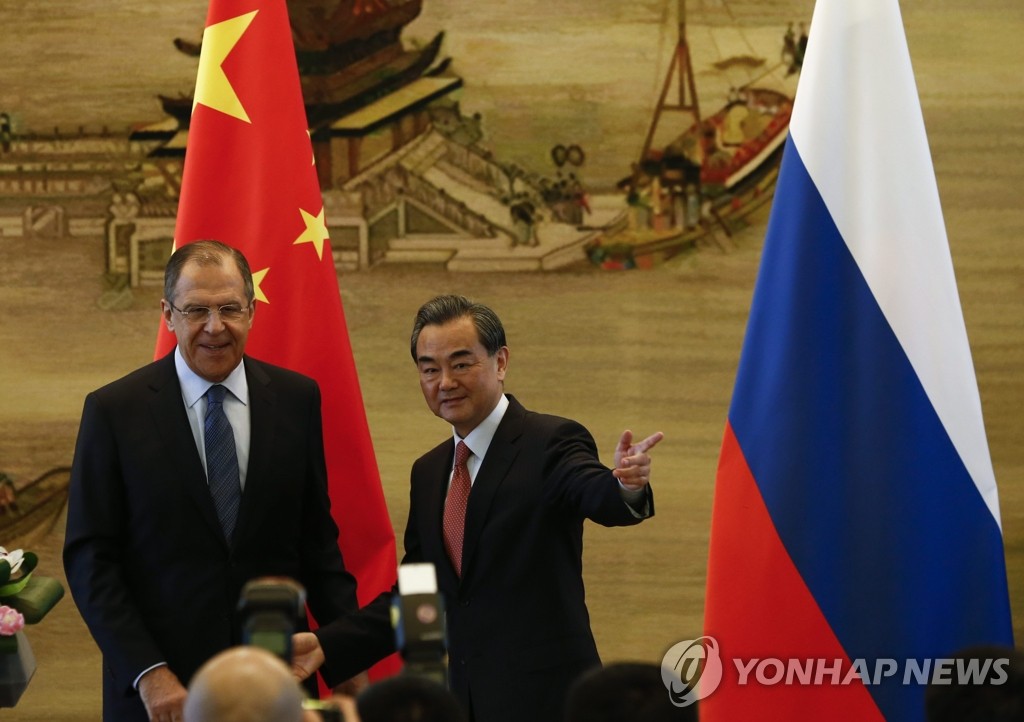 베이징에서 공동 기자회견을 연 세르게이 라브로프 러시아 외무장관(왼쪽)과 왕이(王毅) 중국 외교부장 [ EPA=연합뉴스 ]
