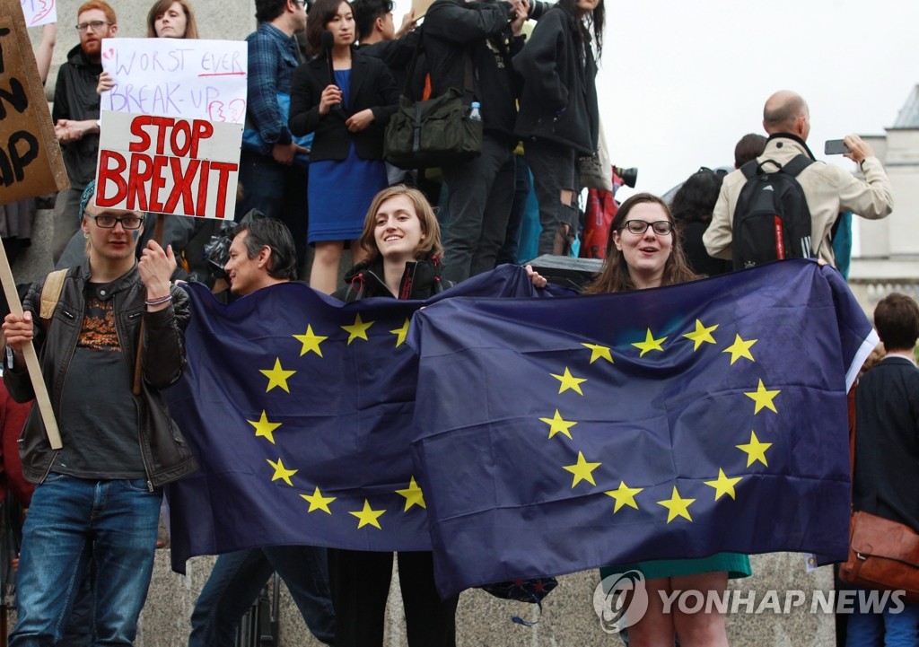 영국 트래펄가 광장에서 재투표를 요구하는 시위를 하고 있는 시민들
[ EPA=연합뉴스 ]