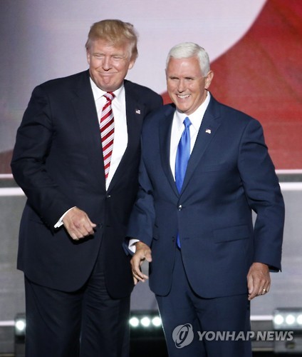 지난 7월 말 공화당 전당대회장의 도널드 트럼프(왼쪽)와 마이크 펜스