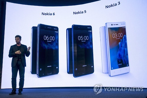 HMD 글로벌의 아르토 누멜라 사장이 26일 모바일 월드 콩그레스에서 제품을 소개하고 있다. (EPA=연합뉴스 자료사진)