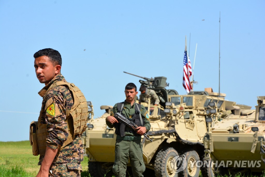 2017년 시리아 북부의 미군 차량과 쿠르드 민병대 부대원
