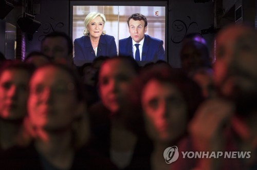 마크롱과 르펜의 양자토론 지켜보는 프랑스 유권자들