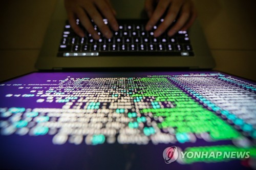 13일(현지시간) 해킹 공격을 당한 대만에서 소스 코드를 해독하는 프로그래머