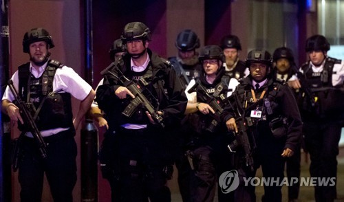 런던경찰 "6명 사망…희생자外 테러범 3명 사살" - 1