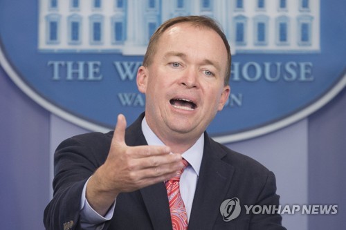 기자회견하는 멀베이니 백악관 예산국장