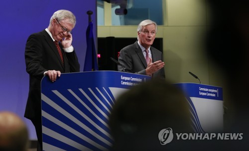 4차 브렉시트 협상 결과 발표하는 양측 대표