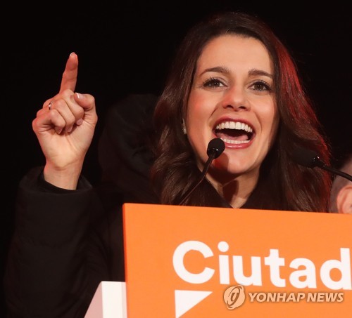 선거 승리에 기뻐하는 카탈루냐 시민당 아리마다스 대표