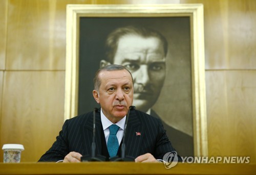 에르도안 터키 대통령 뒤로 보이는 '국부' 아타튀르크 사진