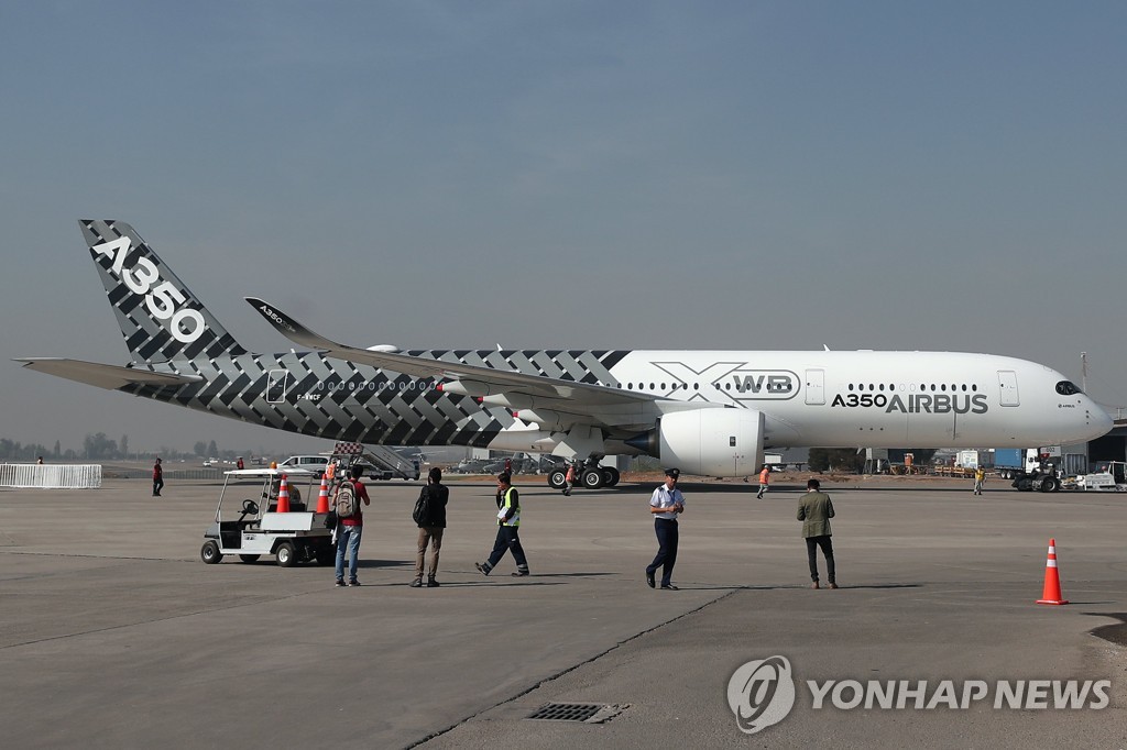작년 칠레에서 열린 항공우주쇼에 전시된 에어버스 350 여객기