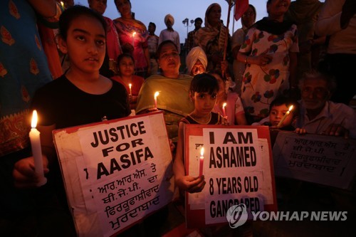 인도 암리차르서 아동 성폭행 항의 촛불집회 2018.4.8 