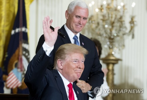 트럼프 대통령(앞)과 펜스 부통령