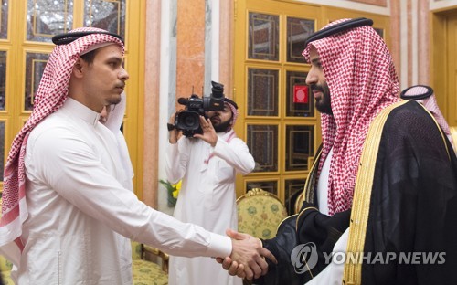 무함마드 왕세자(오른쪽), 피살 사우디 언론인 아들 불러 조의 표현