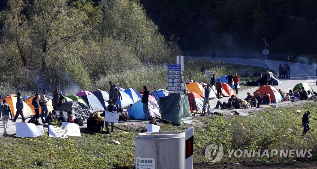 2018년 10월 보스니아-헤르체고비나 국경 교차점에서 크로아티아로 넘어가려는 난민들이 모여있는 모습[EPA=연합뉴스 자료사진]