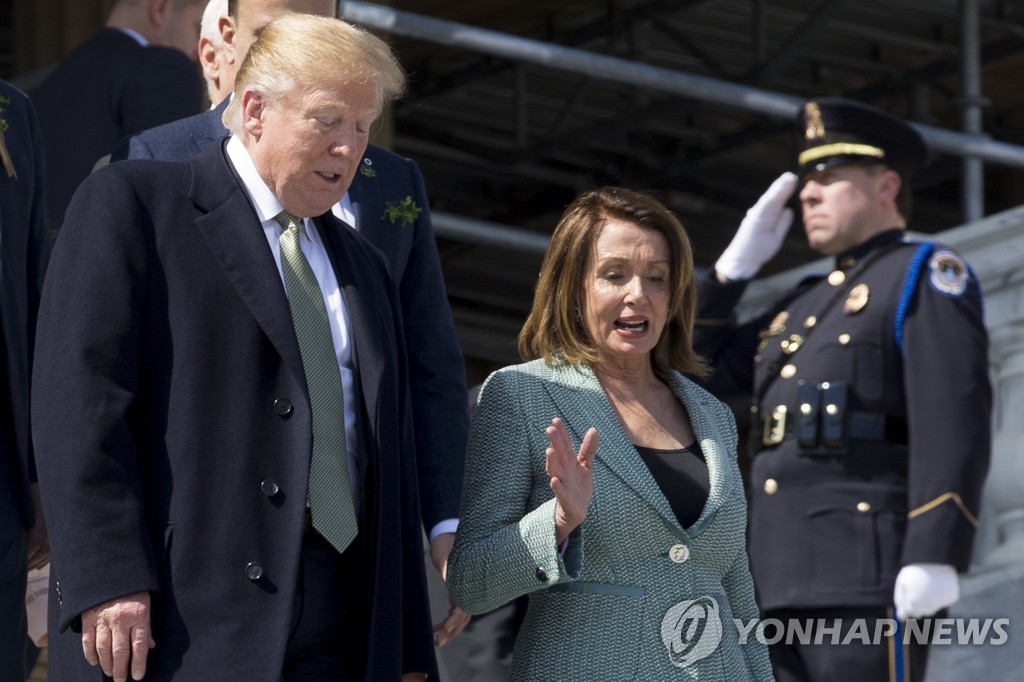 의사당 계단서 대화하는 도널드 트럼프 대통령과 낸시 펠로시 하원의장