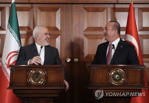 앙카라에서 공동 기자회견하는 차우쇼을루 터키 외무장관(오른쪽)과 자리프 이란 외무장관