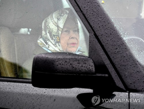 작년 5월 윈저궁에서 열린 행사에서 레인지로버 차량을 모는 엘리자베스 여왕