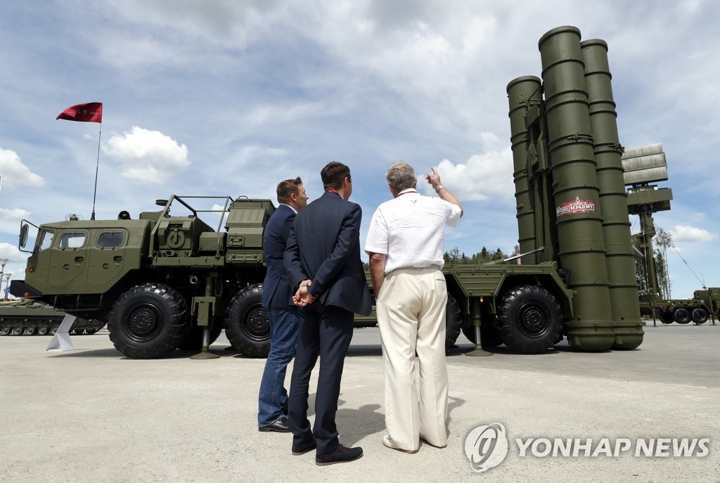 지난달 모스크바에서 열린 2019 국제군사기술포럼에 전시된 S-400