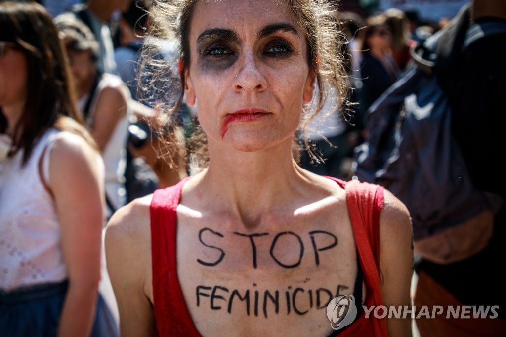 프랑스 파리에서 열린 반(反) 페미사이드 집회에서 '페미사이드(여성살해)를 멈춰라' 라는 구호를 몸에 적은 시민