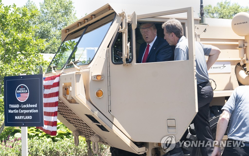 미국산 사드 운전석에 앉은 트럼프