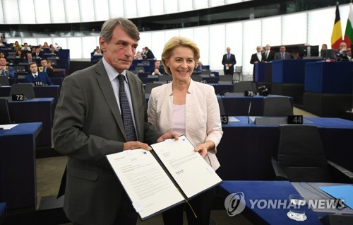 사솔리 유럽의회 의장(좌)과 폰데어라이엔 차기 EU 집행위원장(우)