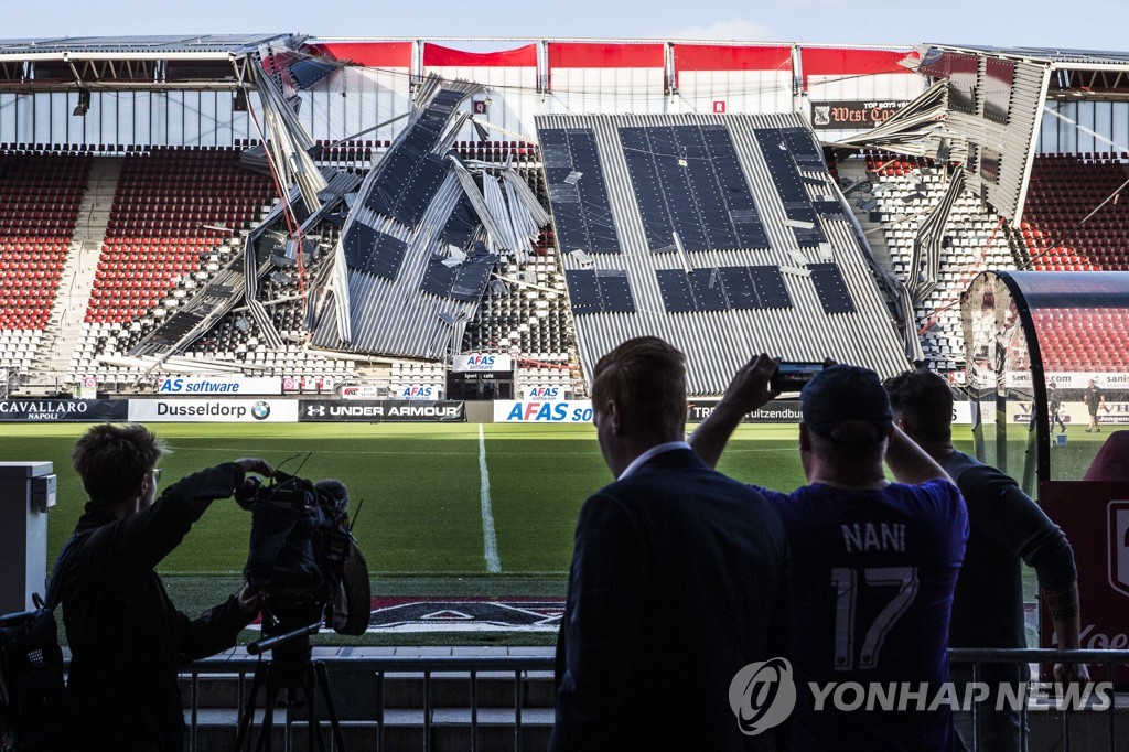 지붕 무너진 알크마르의 홈구장 AFAS 스타디온
