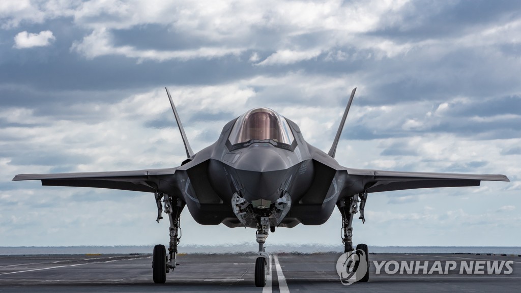 USA BRITAIN FIRST JETS LAND ONBOARD HMS QUEEN ELIZABETH
