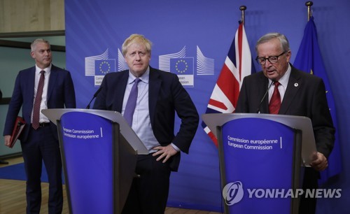 17일 브렉시트 새 합의안 도출 후 기자회견하는 존슨 영국 총리(왼쪽)와 융커 EU 집행위원장