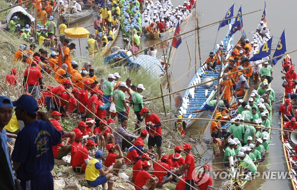 CAMBODIA WATER FESTIVAL BOAT RACING