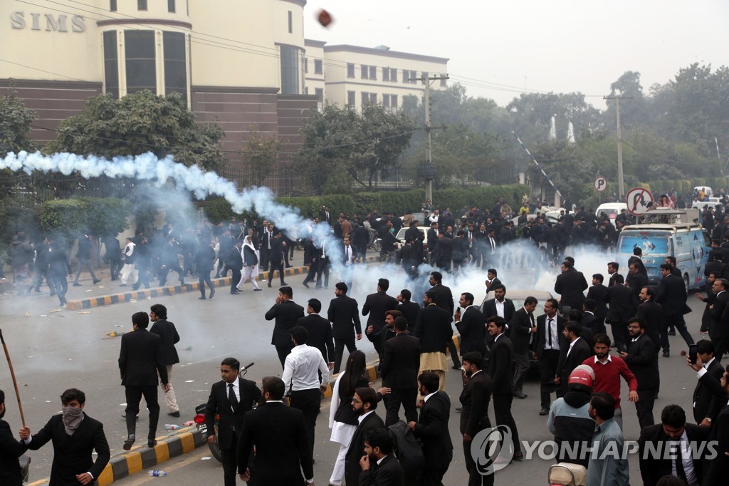 PAKISTAN LAWYERS DOCTORS CLASHES