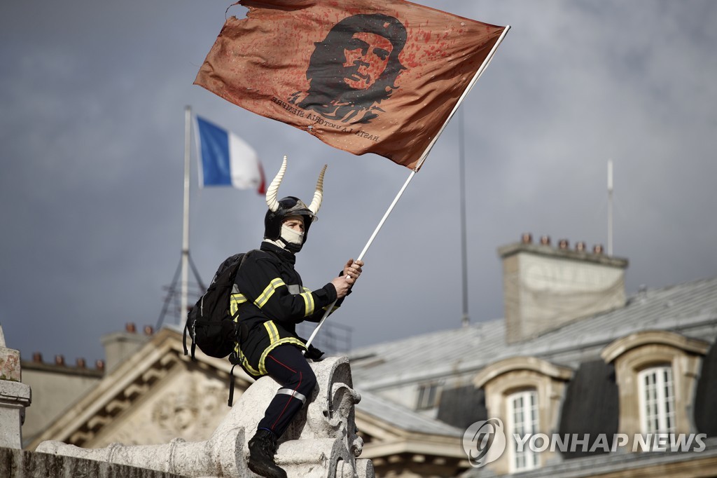 FRANCE FIREFIGHTER PENSION REFORM PROTEST