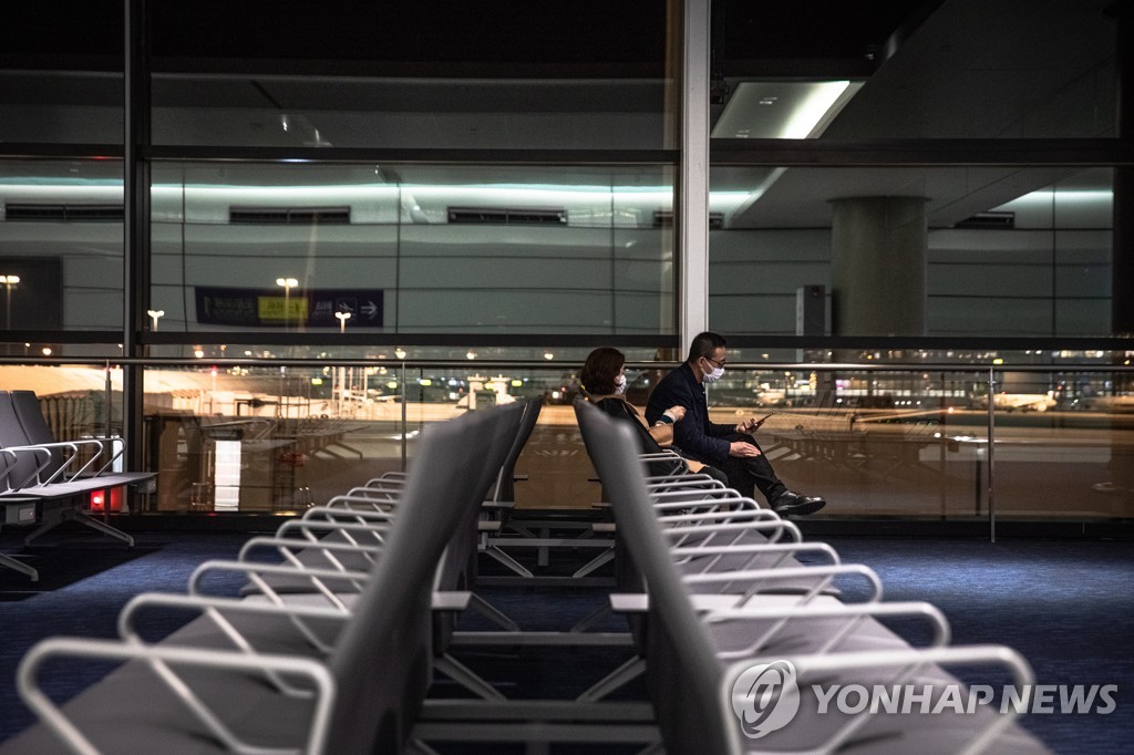 지난 4일(현지시간) 중국 상해 푸동공항에 마스크를 쓴 이용객들이 대기석에 앉아있다. [EPA=연합뉴스]