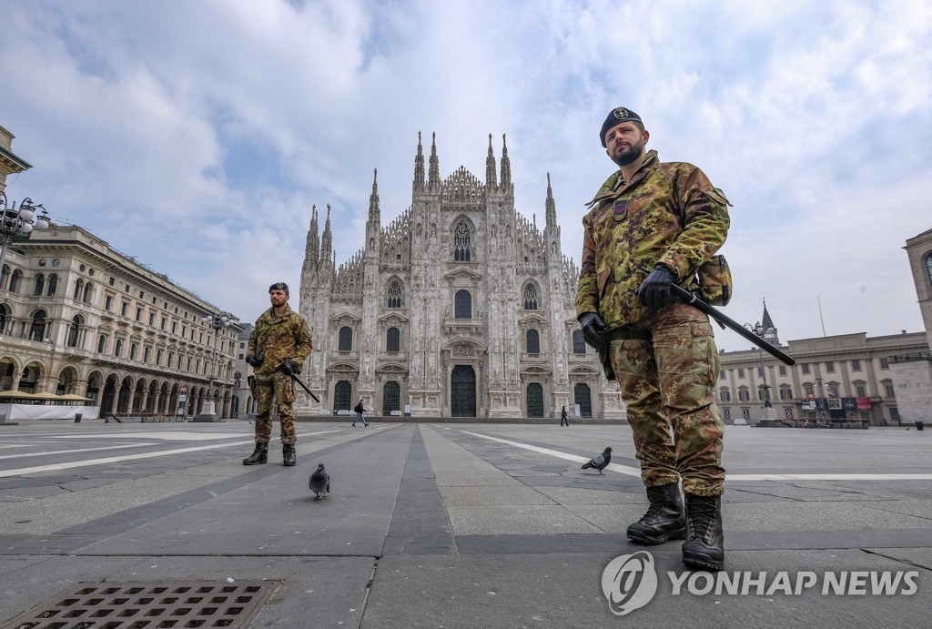 지난 20일(현지시간) 이탈리아 밀라노의 관광명소인 두오모 광장에서 순찰하는 군인들 모습. [EPA=연합뉴스]