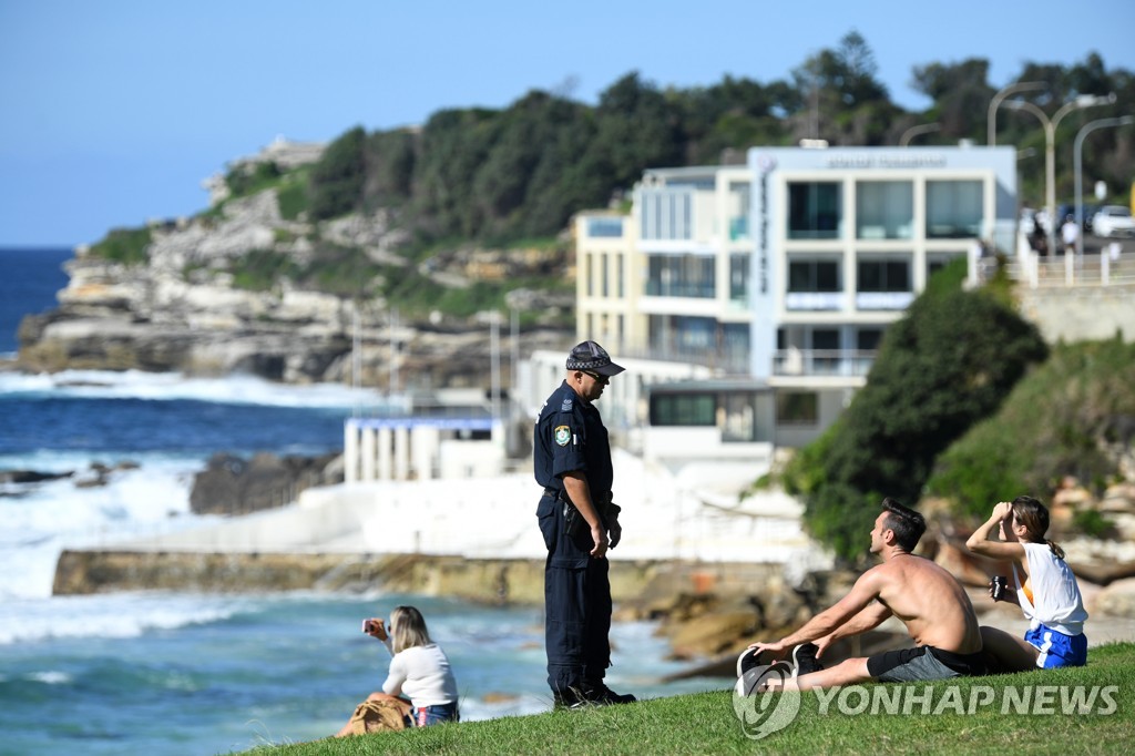 코로나19 관련 사회적 거리 두기 규정을 시행 중인 호주 경찰